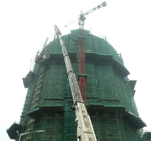 阿勒泰地吊车在工地上作业